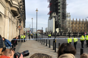 Veículo suspeito fecha ponte junto ao Parlamento em Londres