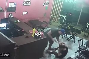 Mulher é agredida por PM em lanchonete por 'pedido errado'; veja vídeo.mp4