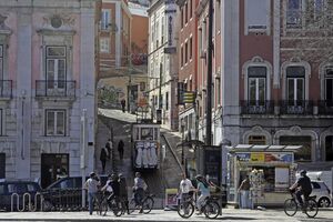 Acidente no elevador da Glória, em Lisboa, faz vários feridos