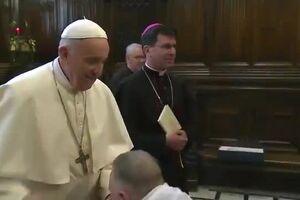 Pope Francis really doesnt want anyone kissing his ring. - This from today, after Mass ....mp4