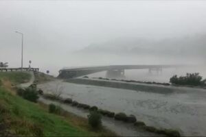 Dramatic footage shows bridge collapse in New Zealand.mp4