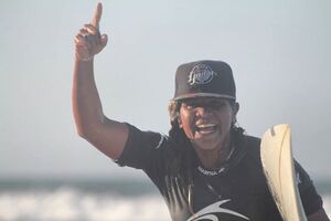 Campeã surfista brasileira morre após ser atingida por um raio dentro de água
