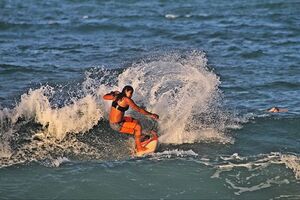 Campeã surfista brasileira morre após ser atingida por um raio dentro de água