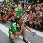 Grupo de Carnaval para de tocar até criança perdida encontrar a mãe