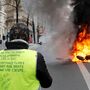 Violentos confrontos entre coletes amarelos e polícias voltam às ruas de Paris