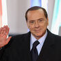 Berlusconi absolvido de suborno ao cantor Mariano Apicella