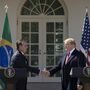 Trump escreve a Bolsonaro e ataca “regime ridículo de censura” no Brasil