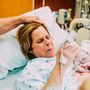 Avó de 61 anos dá à luz a própria neta para realizar sonho do filho