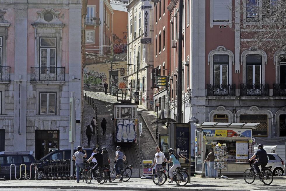 Acidente no elevador da Glória, em Lisboa, faz vários feridos