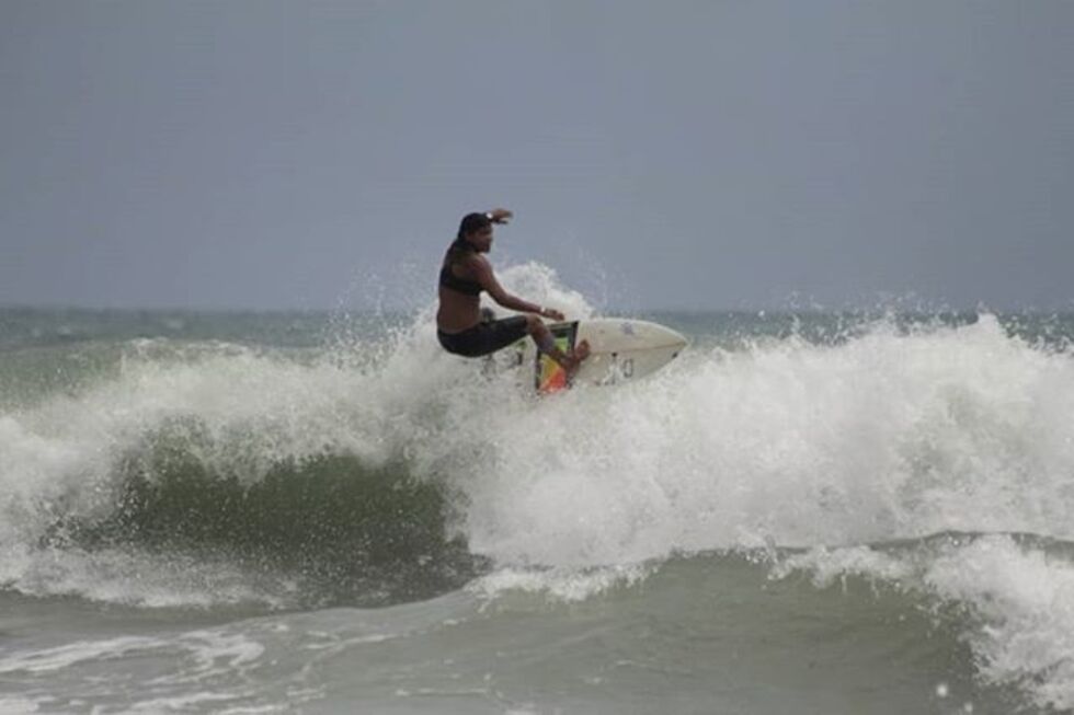Campeã surfista brasileira morre após ser atingida por um raio dentro de água