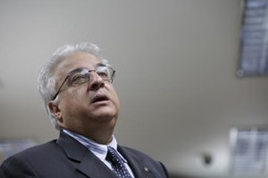 'Com 100 mil euros e uma equipa' deitava 'abaixo um governo em 15 dias'