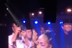 Segurança surpreende a cantar durante concerto de Michael Bublé