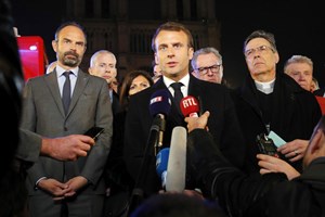 Macron e o futuro de Notre Dame: 'Esta catedral vai ser reconstruída'