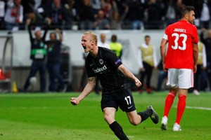 Benfica perde com Eintracht Frankfurt e é eliminado da Liga Europa