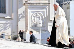 Papa: Quem exclui homossexuais 'não tem coração humano'