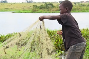 Crianças em Moçambique aprendem a pescar para matar a fome das famílias