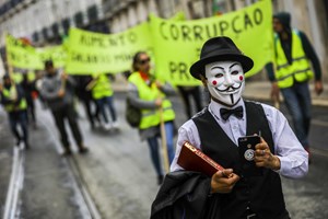 Coletes Amarelos protestam no 25 de abril
