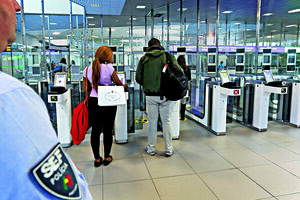 Inspetor do SEF no aeroporto de Lisboa