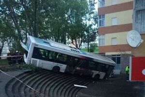 Autocarro despista-se e acaba em escadaria na Amora