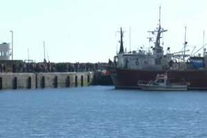 Reencontro após o milagre. Pesqueiro e tripulação chegam a salvo a Peniche