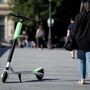 Paris planeia começar a multar trotinetes elétricas em passeios