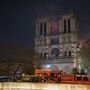 Estrutura de Notre-Dame 'a salvo' após violento incêndio