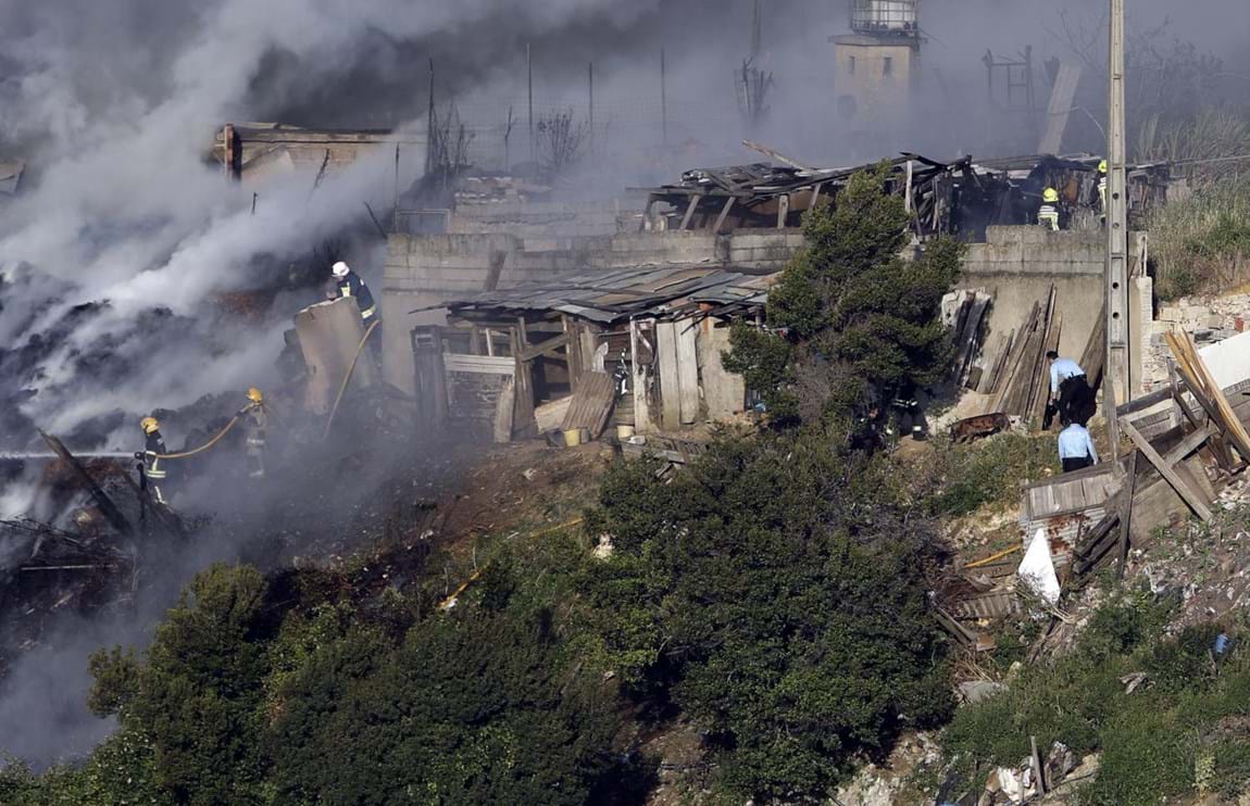 Sacavém: Câmara diz que fogo em paiol desativado desalojou dezenas de pessoas - Portugal - SÁBADO