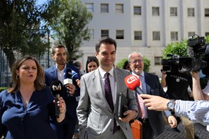'Escritor fantasma' de Sócrates terá de pagar quase 10 mil euros para não ir a julgamento