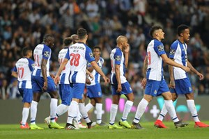 Plantel do FC Porto marca posição perante os Super Dragões e acaba assobiado