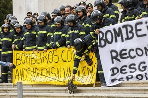 Bombeiros Sapadores em protesto frente ao Parlamento