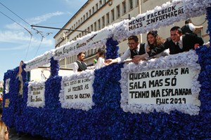 Docentes repudiam carro na Queima das Fitas de Coimbra alusivo ao Holocausto
