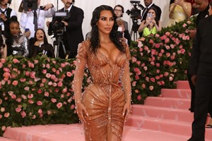 Kim Kardashian ajuda mulher a sair da cadeia e contrata-a como modelo