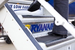 Ex-tripulantes da Ryanair avançam para tribunal para recuperar 100 mil euros por pessoa