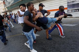 Polícia cubana interrompe marcha pelos direitos LGBT