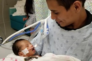 Bebé arrancado da barriga da mãe abriu os olhos ao colo do pai