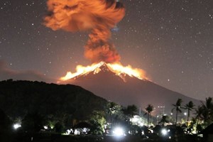 Vulcão entra em erupção em Bali e obriga ao cancelamento de voos
