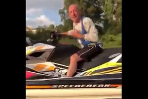 Andar de mota de água na autoestrada? Sim, ele pode. Aconteceu em Gaia