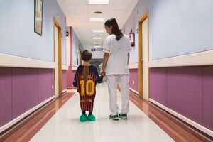 Hospitais espanhóis transformam camisolas de futebol em batas para ajudar crianças doentes