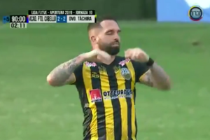 Marcou nos descontos e acabou a chorar por ter... eliminado o pai