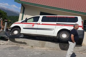 Ambulância despista-se em Vieira do Minho e faz três feridos
