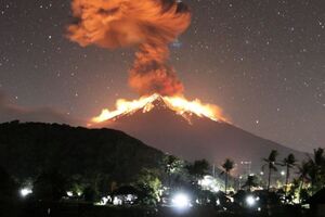 Vulcão Mont Agung entra em erupção em Bali 