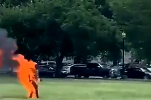 Homem incendeia-se em frente à Casa Branca nos Estados Unidos