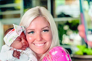 Saybie com a enfermeira do hospital, Michelle Gill 