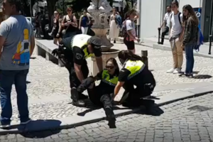 Condutor de tuk-tuk em protesto atropela polícia em Sintra. Veja as imagens