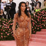Kim Kardashian ajuda mulher a sair da cadeia e contrata-a como modelo
