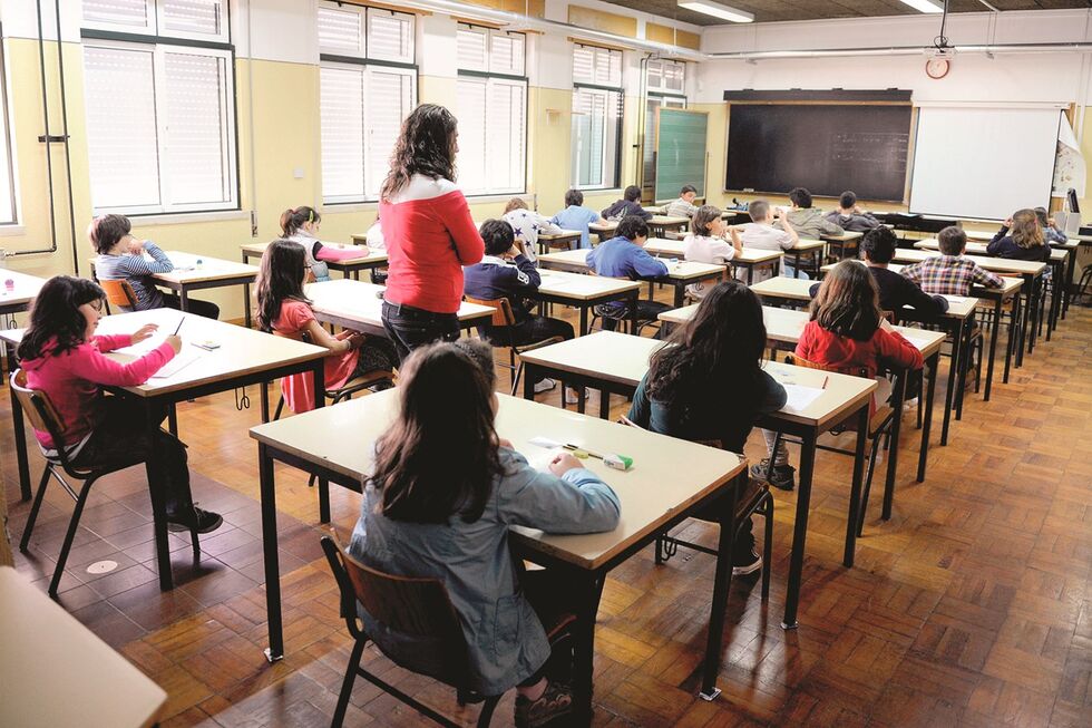 O caso insere-se num debate mais amplo sobre educação, participação parental e a forma como temas sociais são integrados nas escolas