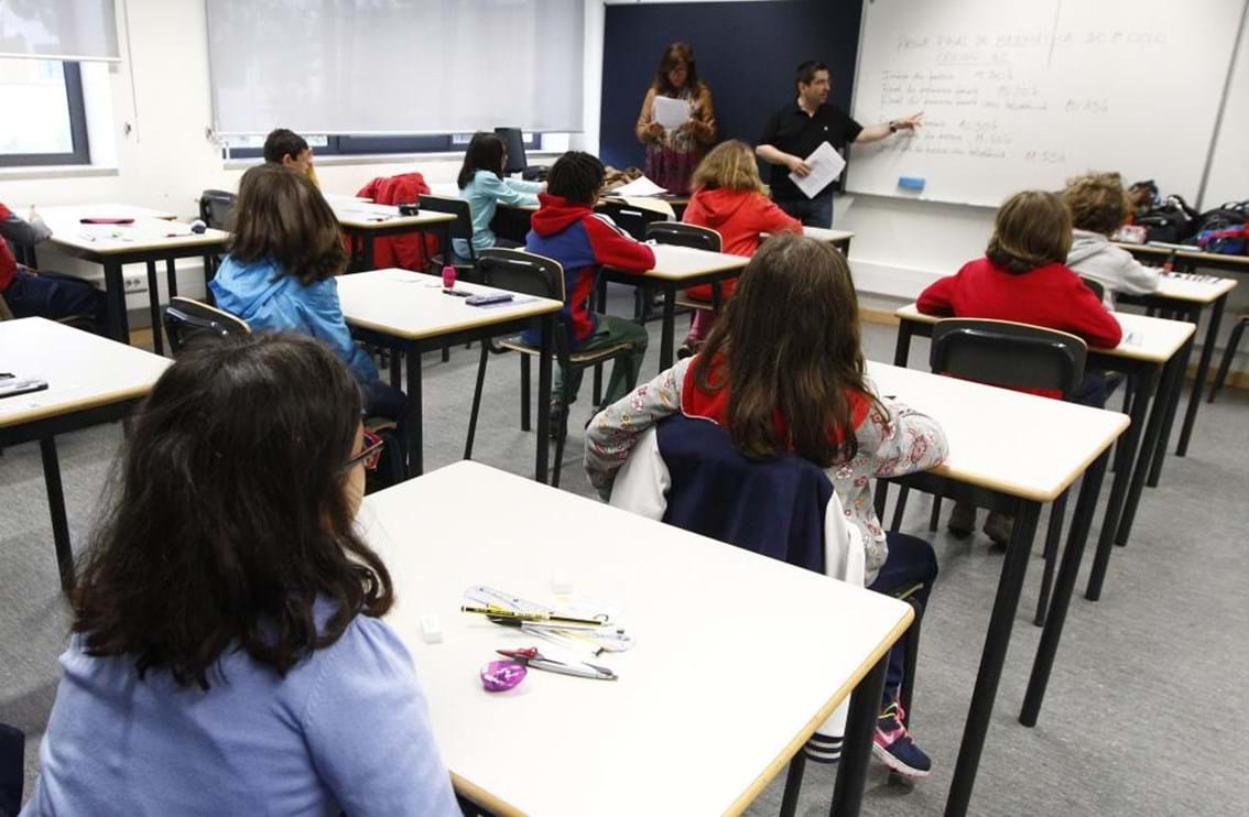 sala de aulas alunos estudantes escola ensino educação
