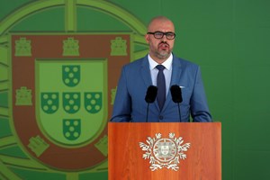 João Miguel Tavares está em isolamento, mas 'a pensar' ir votar