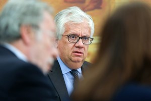 Eduardo Cabrita anuncia relatório sobre golas antifumo