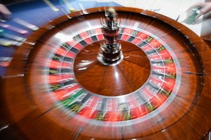 Grupo de comunicação canadiano abre casino na internet para se financiar
